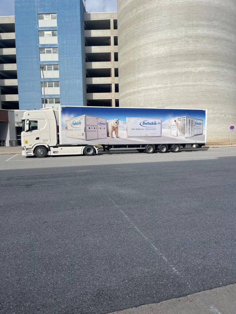 Scania s chladiarenským návesom na letisku