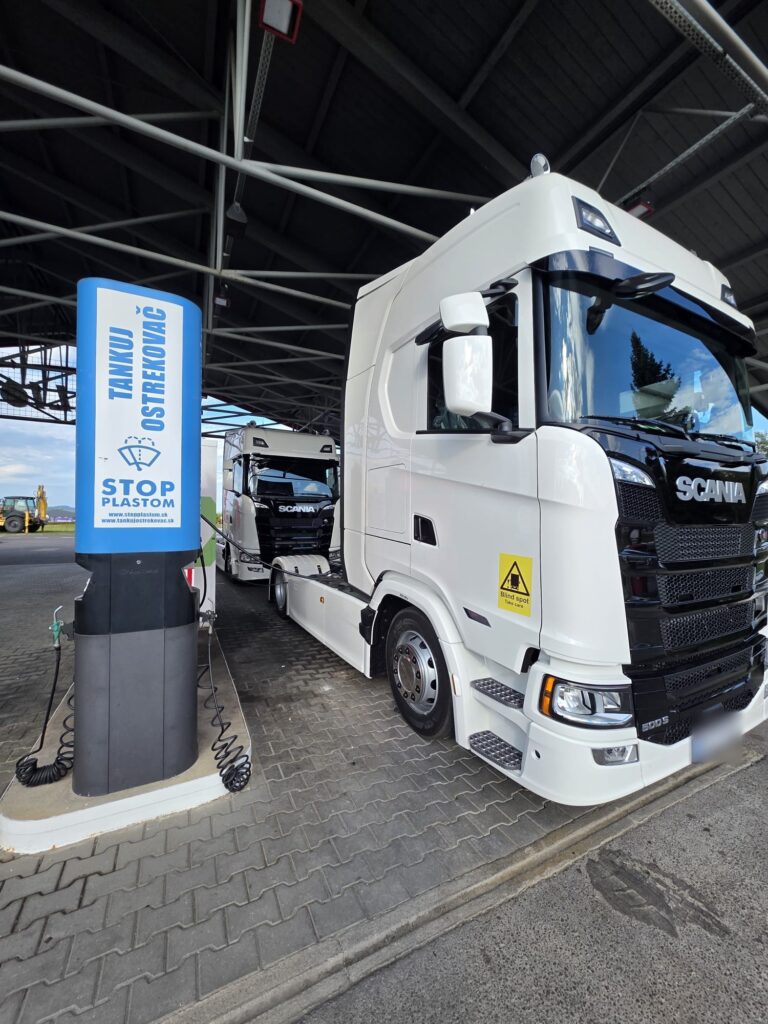 Biela Scania na čerpacej stanici