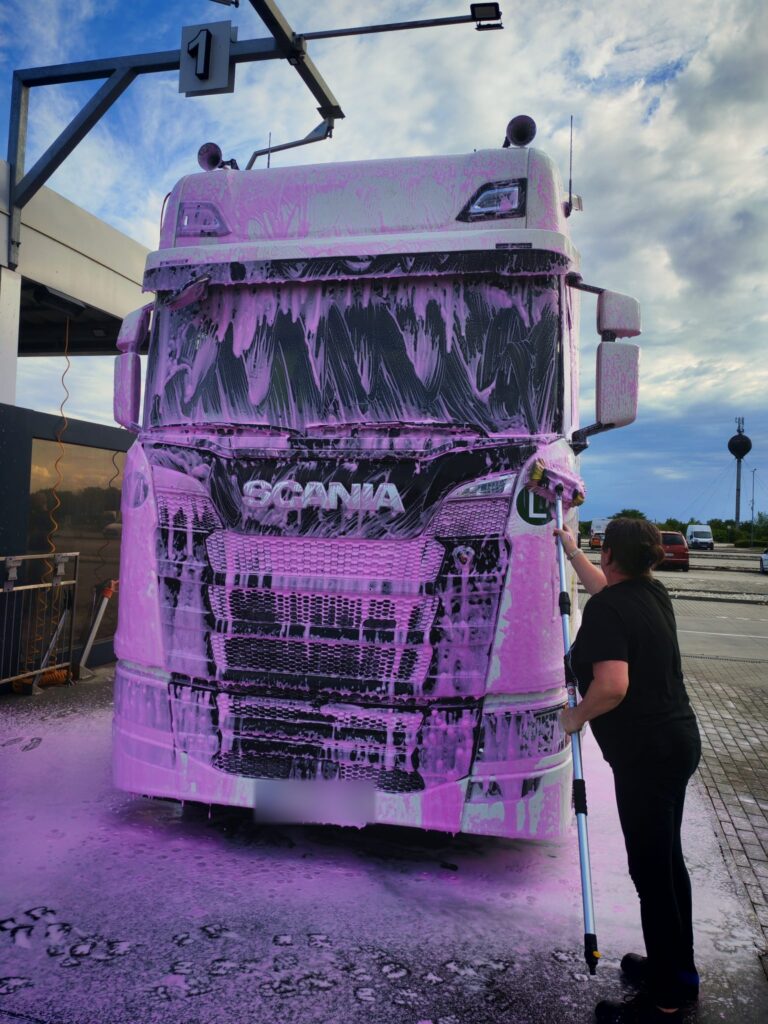 Umývanie ťahača Scania