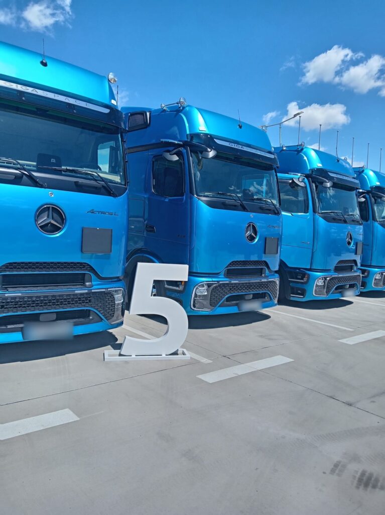 Nové modré ťahače Mercedes-Benz Actros