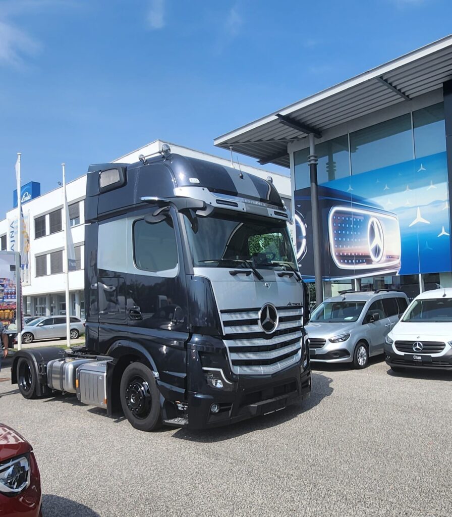 Čierny ťahač Mercedes-Benz Actros