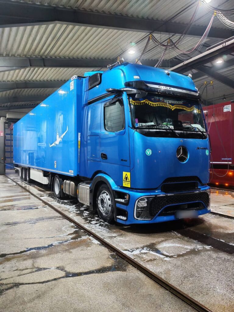 Ťahač Mercedes-Benz Actros s návesom pre leteckú zásielku
