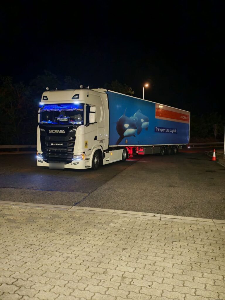 Scania Super s návesom v noci