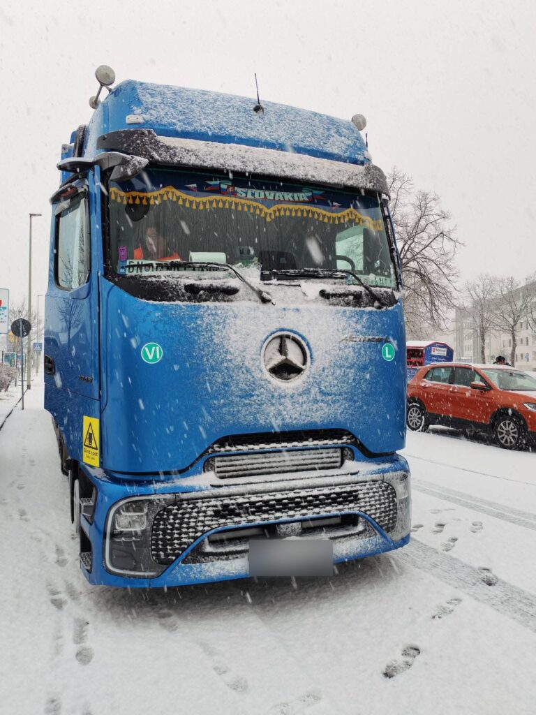 Mercedes-Benz Actros v snehu