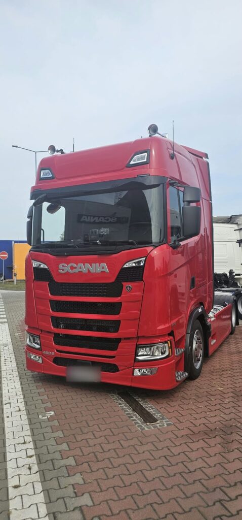 Červený ťahač Scania 460 S