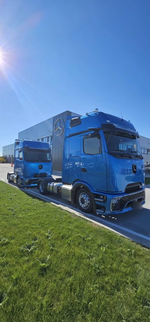 Dva modré ťahače Mercedes-Benz Actros L