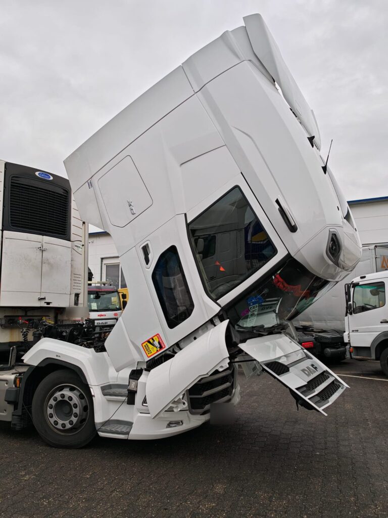 DAF XG so sklopenou kabínou v servise
