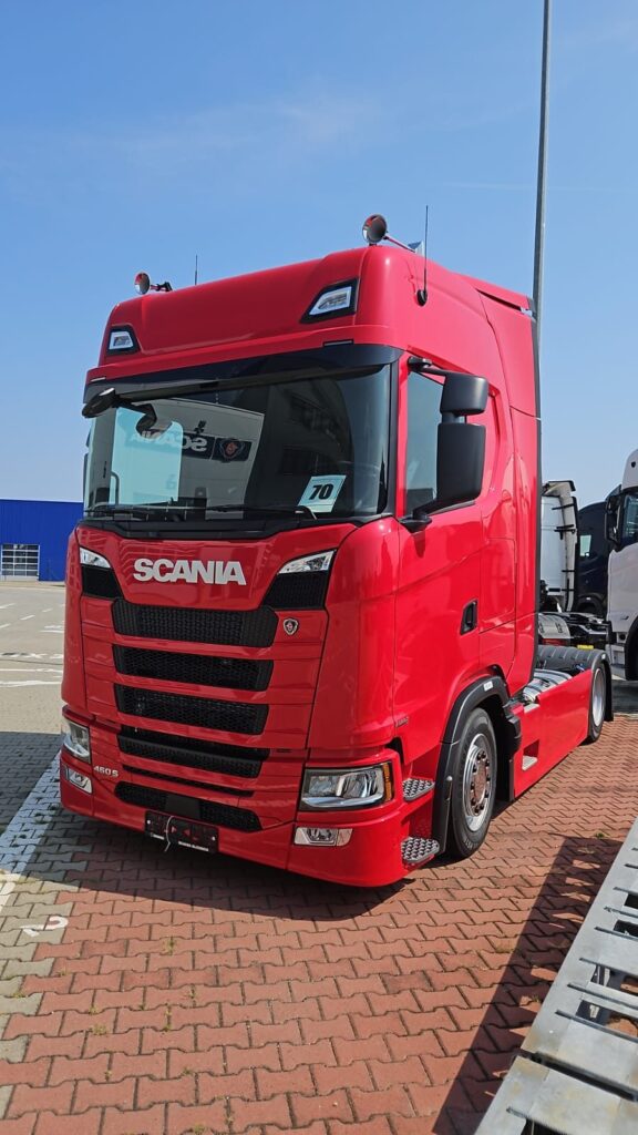 Červený ťahač Scania 460 S