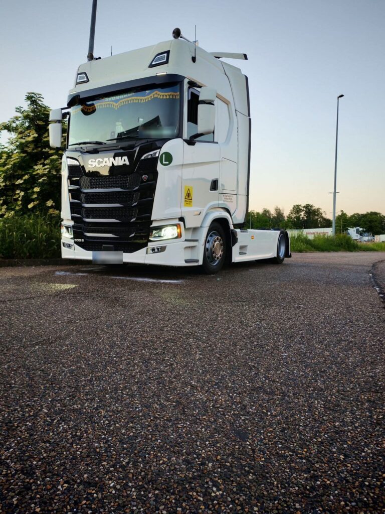 Scania 500 S za súmraku