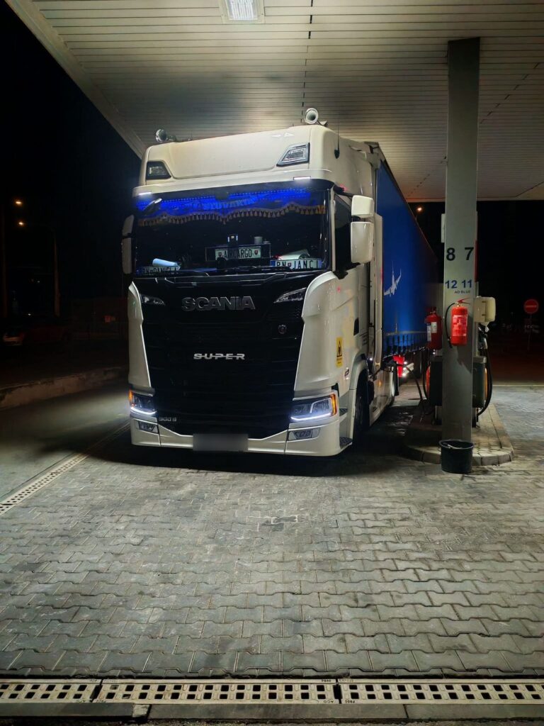 Scania Super na čerpacej stanici v noci