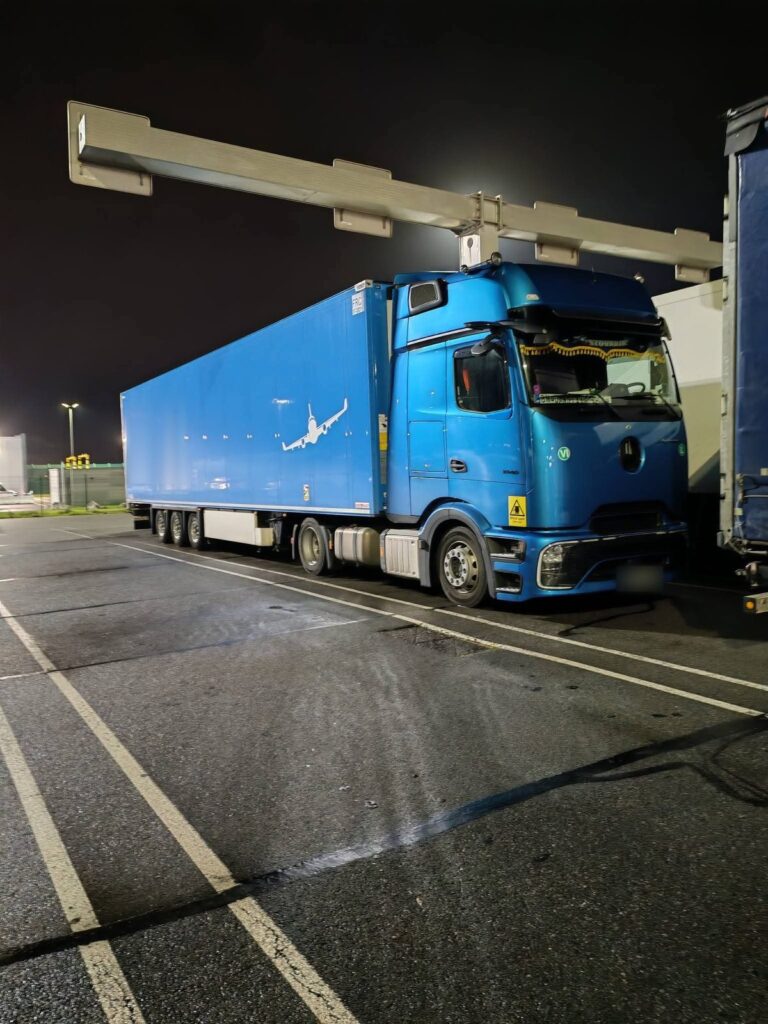 Mercedes-Benz Actros s návesom v noci