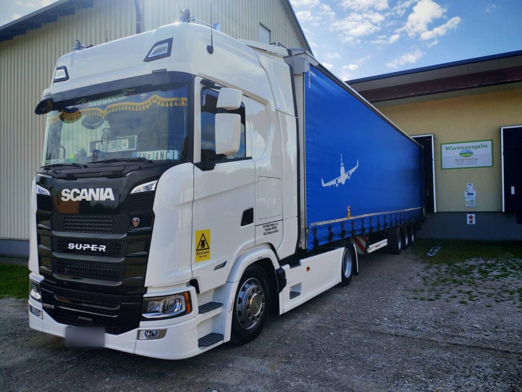 Scania Super s plachtovým návesom